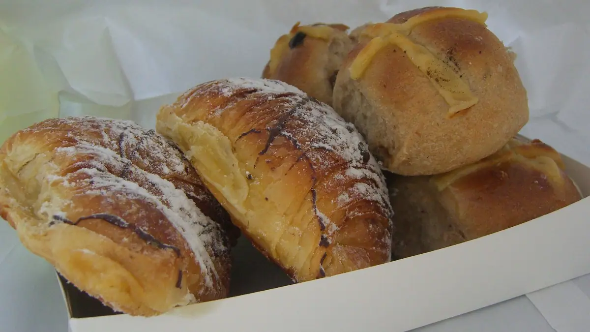 Jo's Cakes & More – patisserie in Rothwell town centre